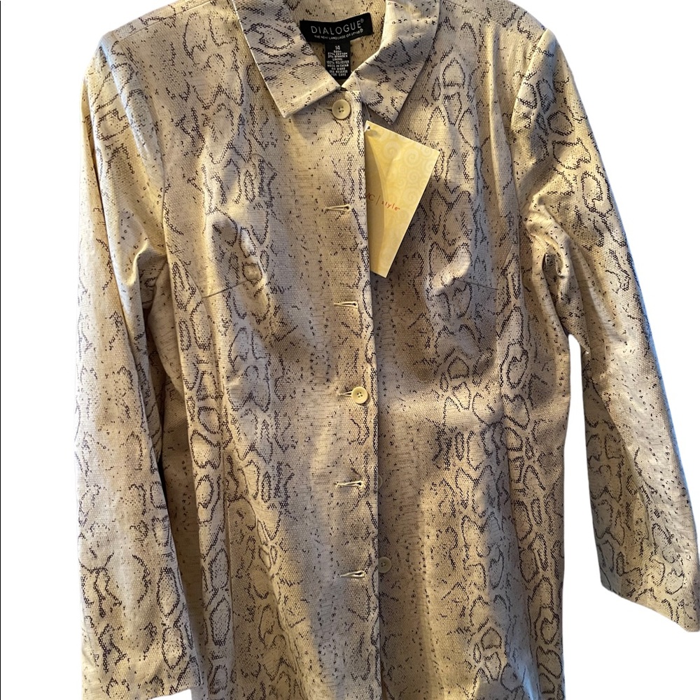 Dialogue lightweight button down blazer size 14 nwt length 33inches